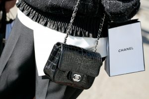 Tin đồn tăng giá người Hàn Quốc xếp hàng săn đồ Chanel
